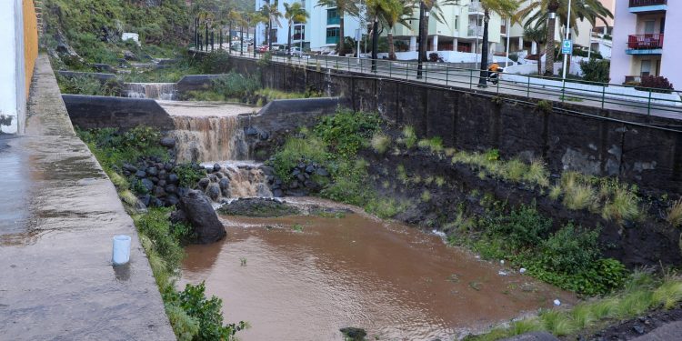 Vientos de más de 100 km/h y daños en infraestructuras marcan el cierre del sábado de temporal en la palma