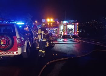Susto en Breña Alta: La rápida intervención vecinal salva una casona histórica de un incendio agravado por el viento