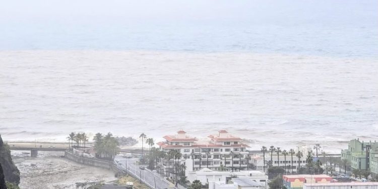 Therese continúa azotando La Palma: el segundo frente deja más de 112 mm en el Roque y mantiene algunas carreteras cortadas.