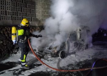 Noche de fuego y agua en La Palma: un incendio en Los Llanos y caídas de postes marcan la jornada de emergencias