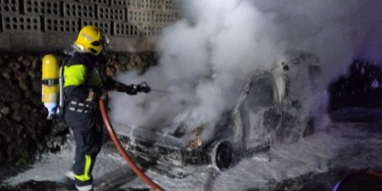 Noche de fuego y agua en La Palma: un incendio en Los Llanos y caídas de postes marcan la jornada de emergencias