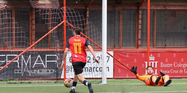 El Atlético Paso mantiene el liderato tras empatar con el San Fernando y el CD Mensajero recorta distancias con el playoff