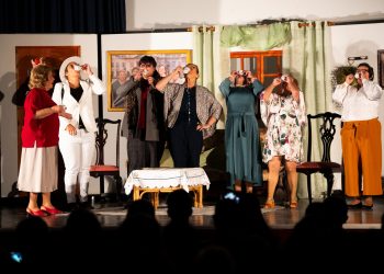 La Escuela Municipal de Teatro de Fuencaliente triunfa con el estreno de ‘Qué gracia con la aristocracia’ y da inicio al festival FUENCATEA