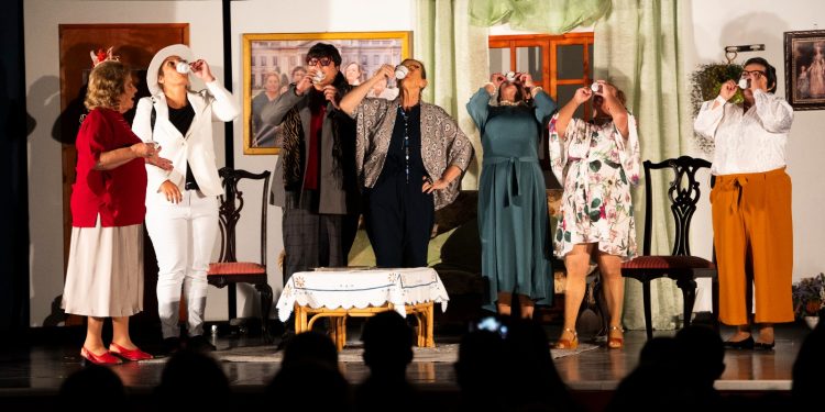 La Escuela Municipal de Teatro de Fuencaliente triunfa con el estreno de ‘Qué gracia con la aristocracia’ y da inicio al festival FUENCATEA