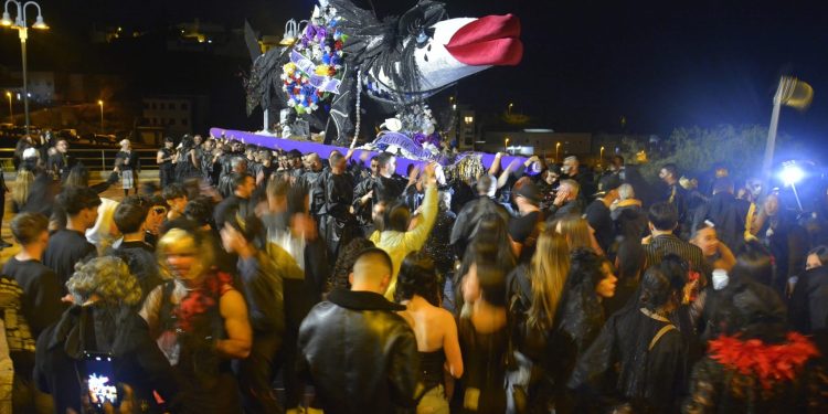 EL BAILE QUE NO MUERE: CRÓNICA DE UNA SARDINA SAUCERA