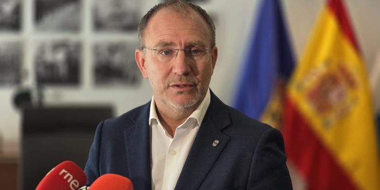 El Cabildo cierra temporalmente el acceso a Playa Chica como medida de seguridad para obtener más datos en los trabajos de mitigación de gases.