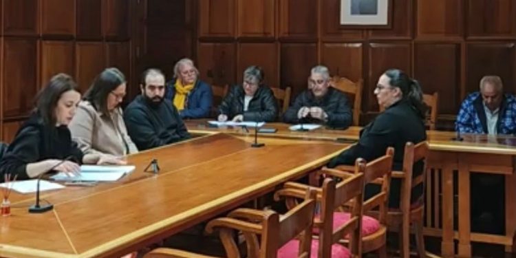 Garafía planta cara a los recortes en las guaguas: acuerdo para pedir al Cabildo más frecuencias y marquesinas en los barrios
