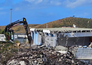 Conflicto en La Laguna: Los vecinos denuncian la destrucción del símbolo que resistió al volcán para dar paso al nuevo CEIP