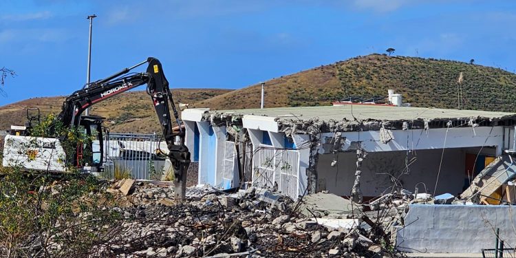 Conflicto en La Laguna: Los vecinos denuncian la destrucción del símbolo que resistió al volcán para dar paso al nuevo CEIP