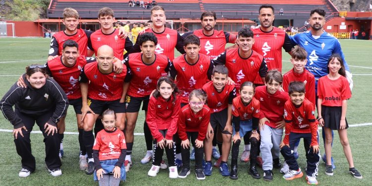El Atlético Paso resiste en la cima y el Mensajero asegura su lucha por el ascenso en una jornada de despedidas para el Tenisca y la UD La Palma
