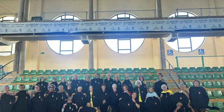 Tazacorte entrega los uniformes a sus mayores para competir en las neurolimpiadas