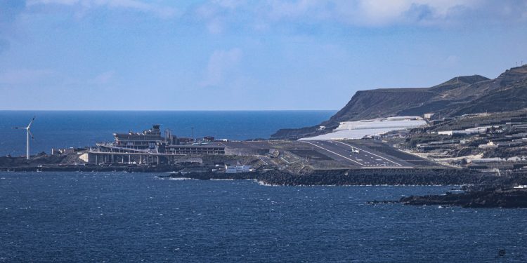 El gobierno de canarias activa la alerta por fenómenos costeros y mantiene el aviso por fuertes vientos en toda la isla