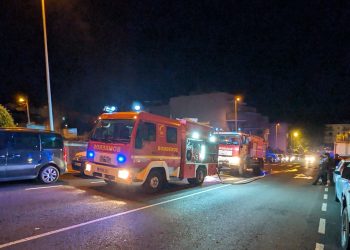 Bomberos de La Laguna sofocan un incendio en un cuarto de aperos en pleno casco urbano de los Llanos