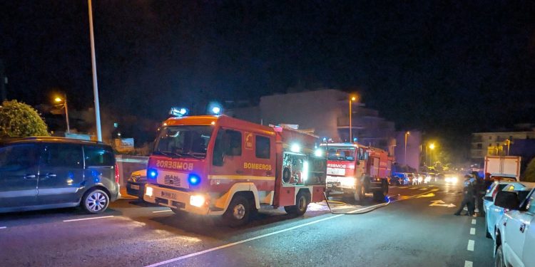 Bomberos de La Laguna sofocan un incendio en un cuarto de aperos en pleno casco urbano de los Llanos