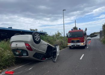 Los bomberos intervienen en Sauces por la caída de una persona desde cuatro metros y en Santa Cruz de La Palma por un vuelco