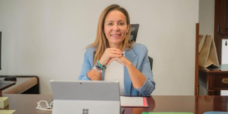 El Cabildo reivindica el papel de la mujer en la literatura con la suelta de 200 libros en toda la isla