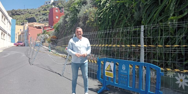 Tazacorte actúa de emergencia en la calle Medina Quesada para frenar nuevos desprendimientos tras la tormenta Therese