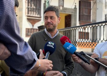 Las madres canarias podrán estar acompañadas durante las cesáreas: el Parlamento aprueba la medida por unanimidad