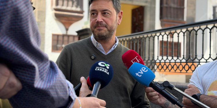 Las madres canarias podrán estar acompañadas durante las cesáreas: el Parlamento aprueba la medida por unanimidad