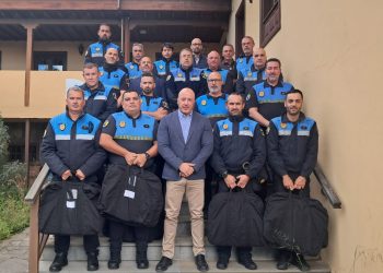 El Gobierno de Canarias refuerza a las Policías Locales con nuevos chalecos antibalas y lupas para detectar documentos falsos