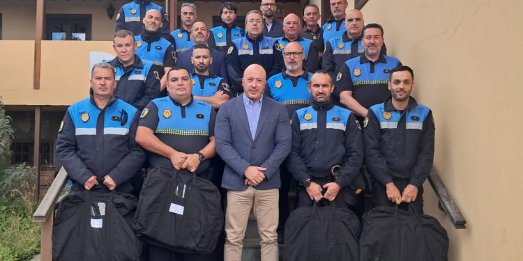 El Gobierno de Canarias refuerza a las Policías Locales con nuevos chalecos antibalas y lupas para detectar documentos falsos