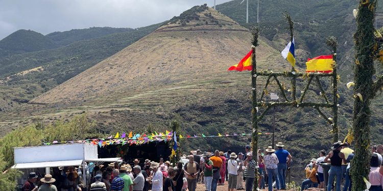 Juan Adalid abre el calendario de fiestas de barrio en Garafía con la tradicional Cruz de la Centinela