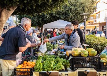 Consumir local tiene premio en Los Llanos: llega el sorteo mensual de cajas de productos al Mercadillo del Agricultor