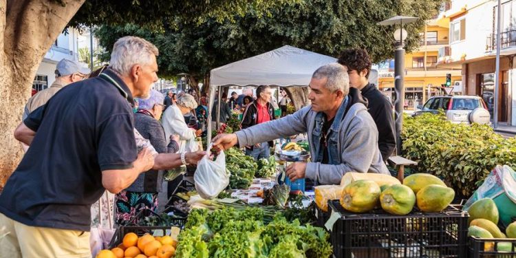 Consumir local tiene premio en Los Llanos: llega el sorteo mensual de cajas de productos al Mercadillo del Agricultor