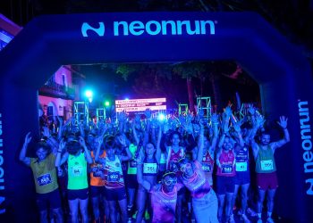 Éxito rotundo en la Neon Run de Los Llanos: más de 1.750 corredores iluminan el Valle en una noche mágica de deporte y música