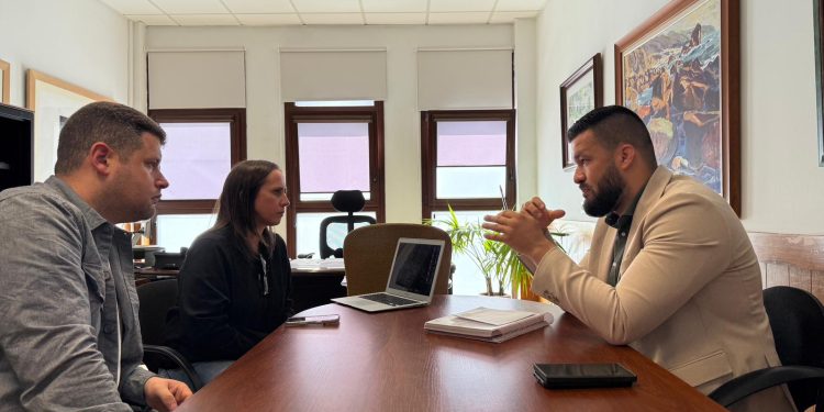 El Cabildo y el CEIP El Roque instalan pictogramas para mejorar la accesibilidad en guaguas y taxis