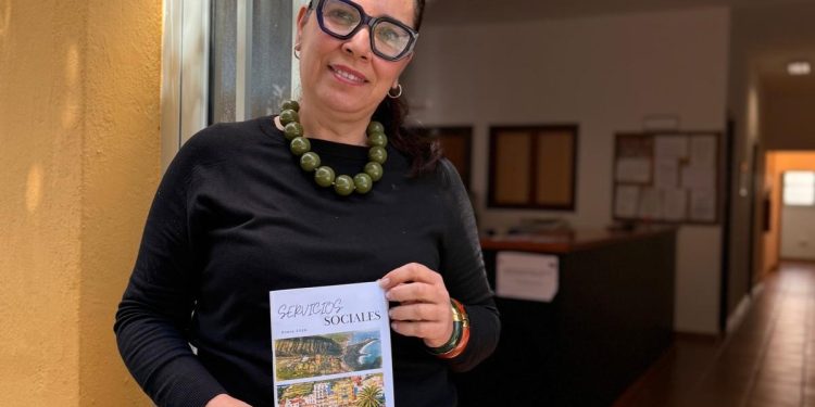 Servicios sociales de Tazacorte reparte más de 100 ejemplares del quinto número de su revista gratuita