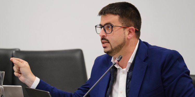 El abandono de senderos y la falta de servicios en los centros turísticos de la palma enfrentan a psoe y cc