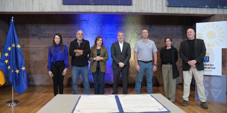 El Gobierno de Canarias firma un acuerdo histórico para mejorar los derechos de 7.700 empleados públicos