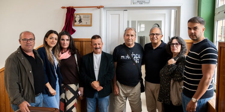 La Biblioteca Municipal de Fuencaliente recibe el nombre de Carmen Teresa Gómez Zapata en un emotivo homenaje por el Día del Libro