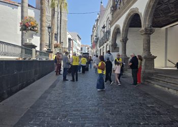 Amnistía Internacional La Palma denuncia en plena Calle Real las condiciones del “Alcatraz de Los Caimanes” en Estados Unidos