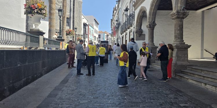 Amnistía Internacional La Palma denuncia en plena Calle Real las condiciones del “Alcatraz de Los Caimanes” en Estados Unidos