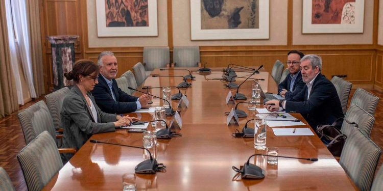 El MV Hondius ya está fondeado frente a Granadilla: arranca el desembarco con los 14 españoles como primeros, en zodiacs y autobuses sellados, mientras la OMS eleva a seis los casos confirmados