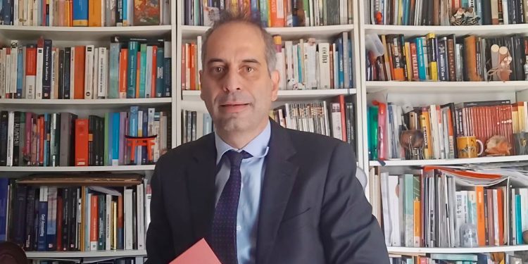 Héctor Izquierdo recopila en un libro de 511 páginas la respuesta normativa a la erupción del Tajogaite