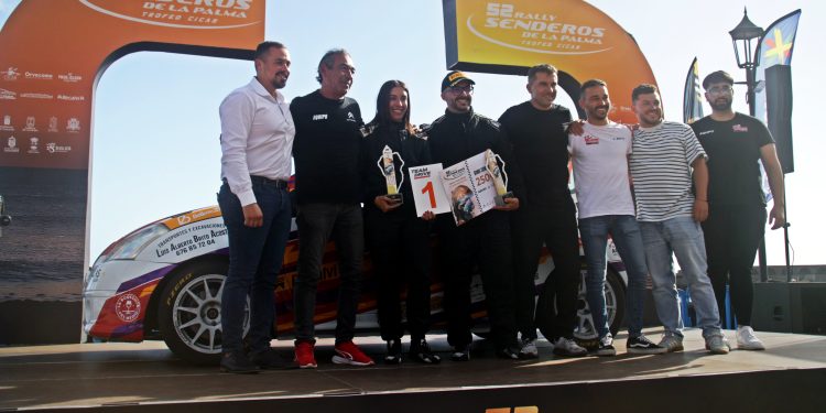 La macense Mónica Brito gana la categoría promoción del 52 Rally Senderos de La Palma con un Citroën C2: el alcalde Idafe Hernández celebra el resultado