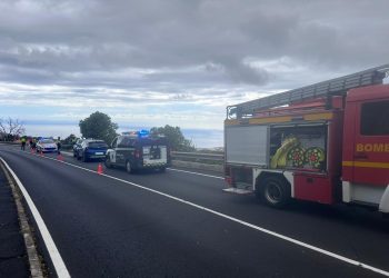 Liberan a una mujer de 70 años atrapada tras una colisión frontal en la carretera de El Socorro, en Breña Baja