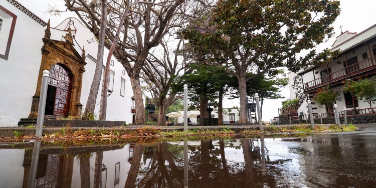 Miércoles de paraguas en el norte y este de La Palma: el oeste se mojará después de comer