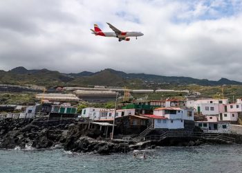 La Palma escapa al frenazo aéreo en Canarias: sus pasajeros suben un 5,5% mientras el archipiélago baja un 3,4%