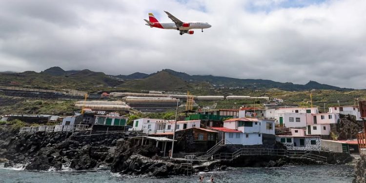 La Palma escapa al frenazo aéreo en Canarias: sus pasajeros suben un 5,5% mientras el archipiélago baja un 3,4%