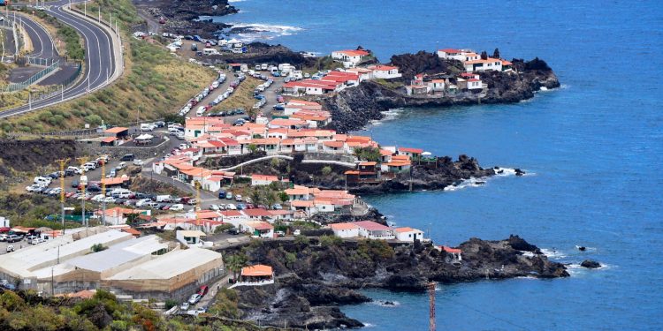 Viernes de transición en La Palma: el viento gira del noroeste al oeste, sale el sol en el este y la lluvia se queda en el noroeste