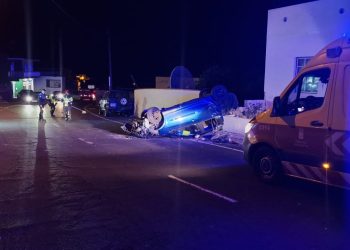 Dos heridos leves en un accidente nocturno en la carretera a Puerto Naos: el coche chocó contra otro estacionado y dañó una vivienda