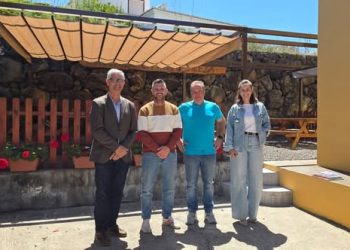 El Paso renueva sus colegios con nuevas zonas de sombra en La Rosa y mejoras en la cancha de Adamancasis