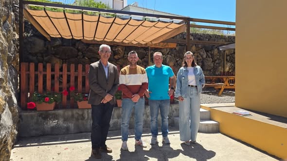 El Paso renueva sus colegios con nuevas zonas de sombra en La Rosa y mejoras en la cancha de Adamancasis