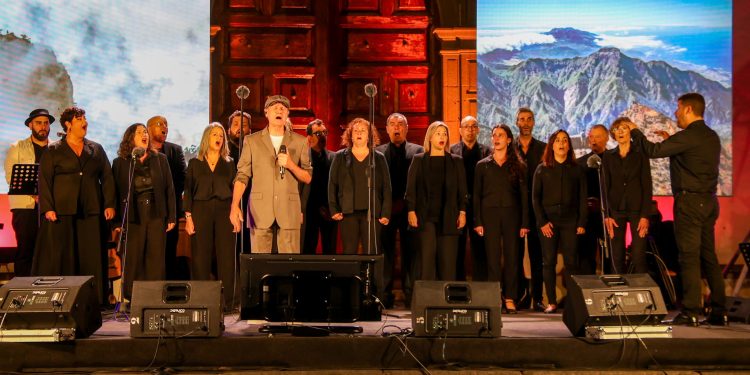 Santa Cruz de La Palma vibró con «Voces de la Tradición», un viaje sonoro por el folclore de las ocho islas