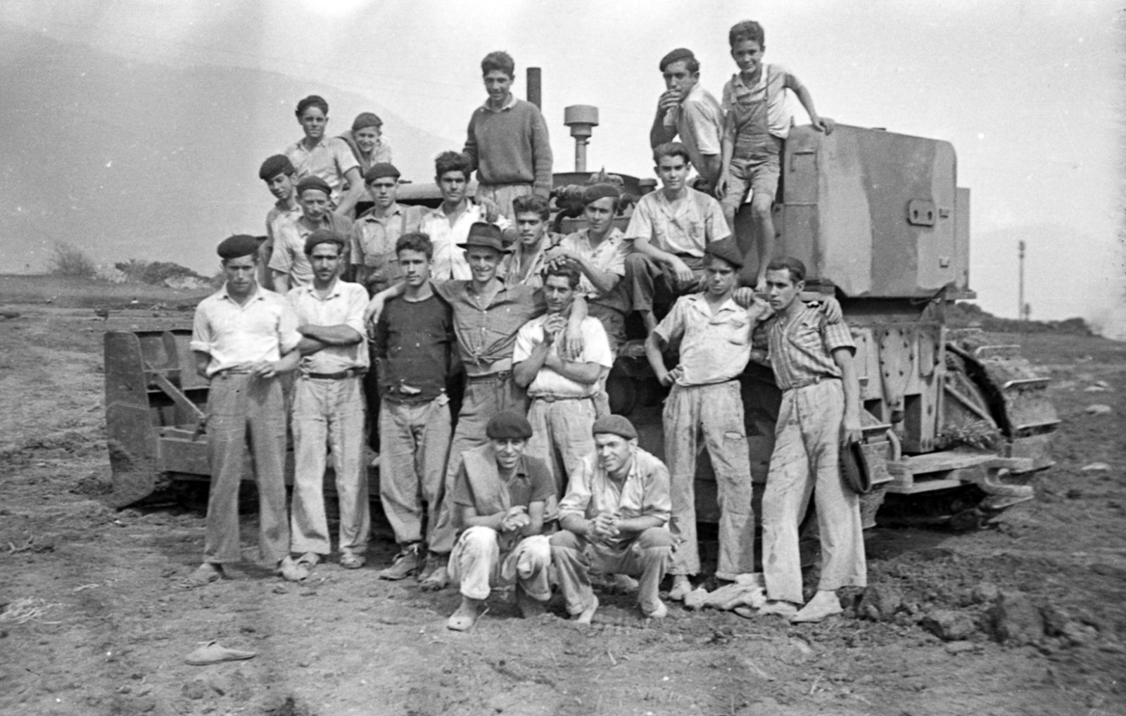 Foto de cuadrilla. Los obreros que construyeron, palmo a palmo, el primer aeropuerto de La Palma posan con su bulldozer Kaelble.
