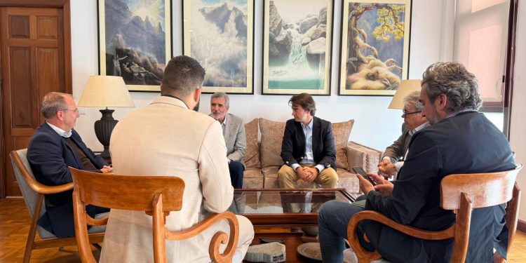El Cabildo abre canal directo con Baleària tras la integración de Naviera Armas: «la prioridad es blindar la conectividad de La Palma»